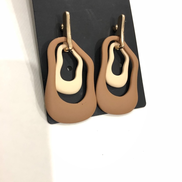 Geometrical Two Tone Earrings - Picture 4 of 4